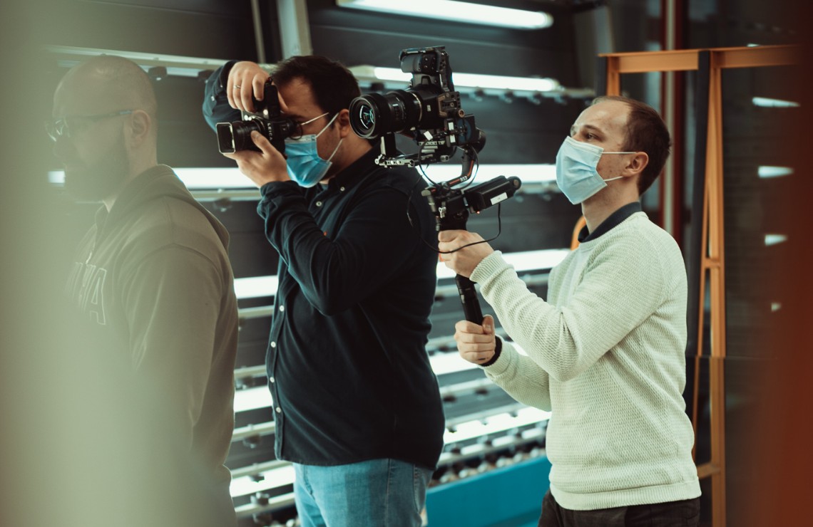 Leo & Nils bei einer Produktion beim Kunden mit Kamers in der Hand