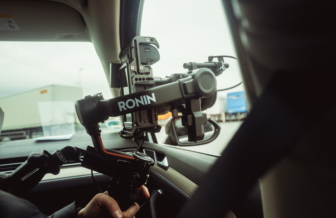 Kamera mit Gimbal bei Aufnahme aus dem Auto